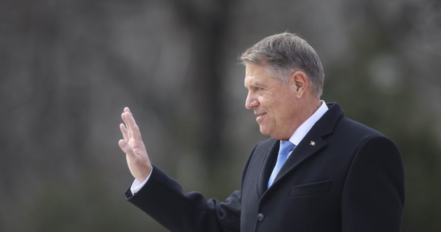 Prima apariție a lui Klaus Iohannis după demisie. Fostul președinte și-a reluat programul de duminică. 1 video prima aparitie a lui klaus iohannis dupa demisie fostul presedinte si a reluat programul de duminica 67b249e30049f