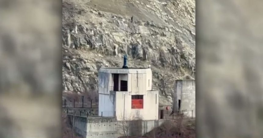 Șoferi în pericol pe DN10: Indivizi neidentificați dislocă bolovani de pe versanți care cad pe șosea 1 video soferi in pericol pe dn10 indivizi neidentificati disloca de pe versanti bolovani care cad pe sosea 67a0f439503eb