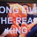 „Trăiască adevăratul rege”. Imagini false cu Trump lingându-i degetele lui Musk, difuzate pe ecranele unui minister american. 3 video traiasca adevaratul rege imagini false cu trump lingandu i degetele lui musk difuzate pe ecranele dintr un minister american 67bcdbfa8c9c0
