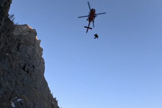 video trei turisti straini blocati intr o zona abrupta de pe jepii mici au fost salvati cu elicopterul 67b0cd44a314b