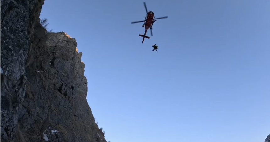 Trei turiști străini blocați într-o zonă abruptă de pe Jepii Mici au fost salvați cu elicopterul. 1 video trei turisti straini blocati intr o zona abrupta de pe jepii mici au fost salvati cu elicopterul 67b0cd44a314b