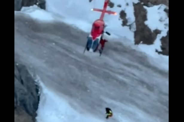 video trei turisti straini blocati pe un traseu din muntii bucegi salvati cu elicopterul 67aceddba334a