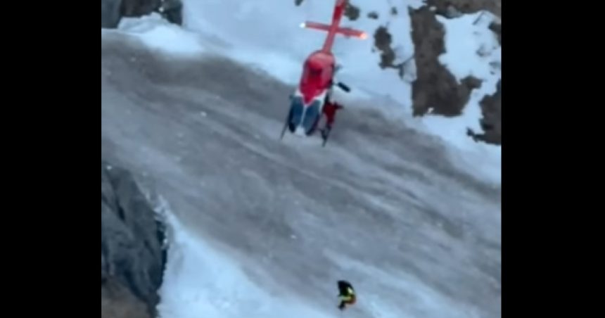Trei turiști străini blocați pe un traseu din munții Bucegi, salvați cu elicopterul 1 video trei turisti straini blocati pe un traseu din muntii bucegi salvati cu elicopterul 67aceddba334a