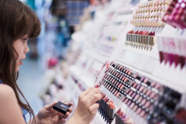 video trenduri alarmante pentru copii pe retelele sociale pericolul din spatele videoclipurilor care promoveaza produse cosmetice 67c00b7db074a