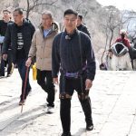 video turistii chinezi urca muntele tai cu ajutorul unor exoschelete robotizate 67b25d9a81ac3