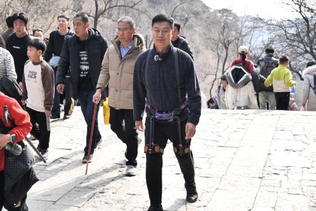 video turistii chinezi urca muntele tai cu ajutorul unor exoschelete robotizate 67b25d9a81ac3