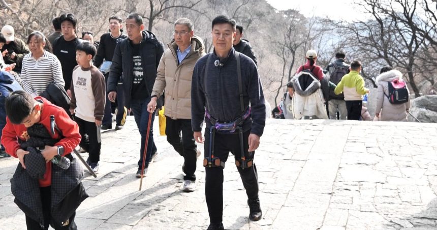 video turistii chinezi urca muntele tai cu ajutorul unor exoschelete robotizate 67b25d9a81ac3