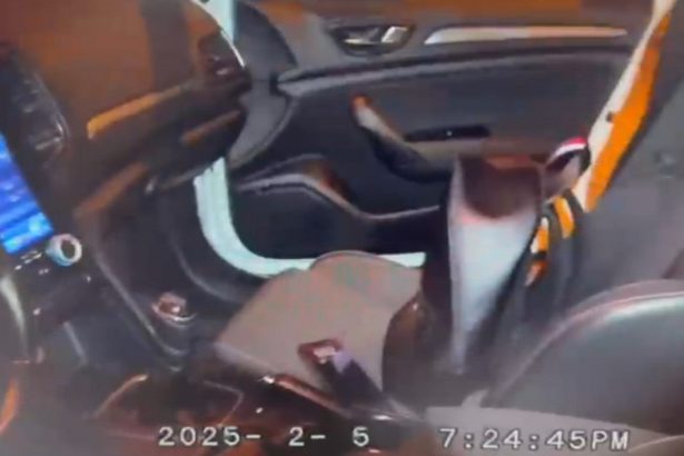 video un angajat al unei firme de curierat prins in flagrant cu mita de 13 000 euro momentul in care a fost saltat din trafic de dna 67a5cd2e2f153