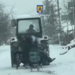 video un tractorist baut surprins cand tragea cu tractorul mai multe sanii de copii 67b39804561e1