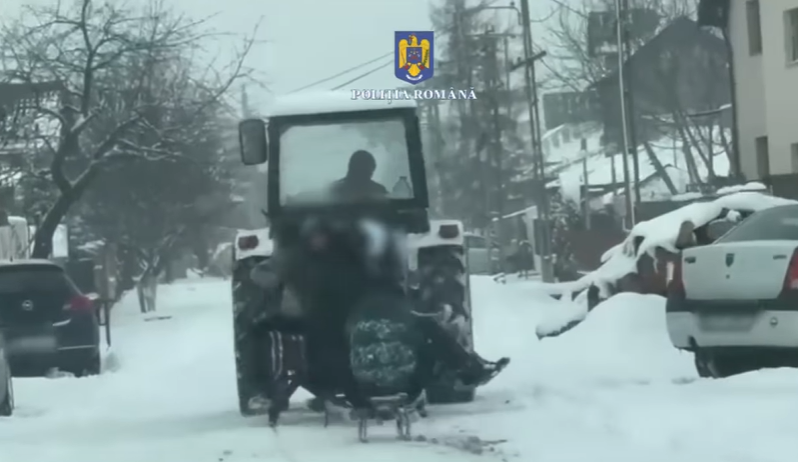 video un tractorist baut surprins cand tragea cu tractorul mai multe sanii de copii 67b39804561e1