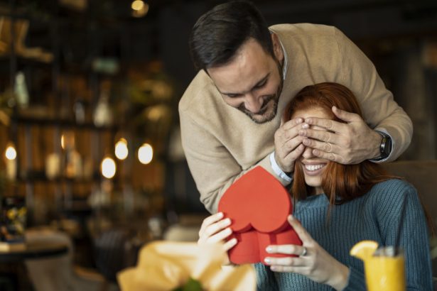 video valentines day costa mai mult anul acesta cu cat s au scumpit bijuteriile florile si ciocolata in ultimul an 67af09ae541bf