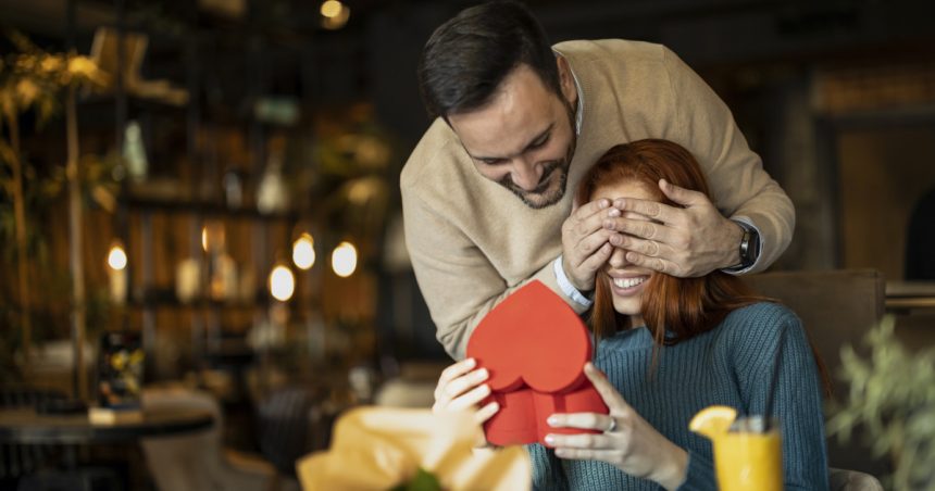 Valentine's Day costă mai mult anul acesta: cu cât s-au scumpit bijuteriile, florile și ciocolata în ultimul an 1 video valentines day costa mai mult anul acesta cu cat s au scumpit bijuteriile florile si ciocolata in ultimul an 67af09ae541bf