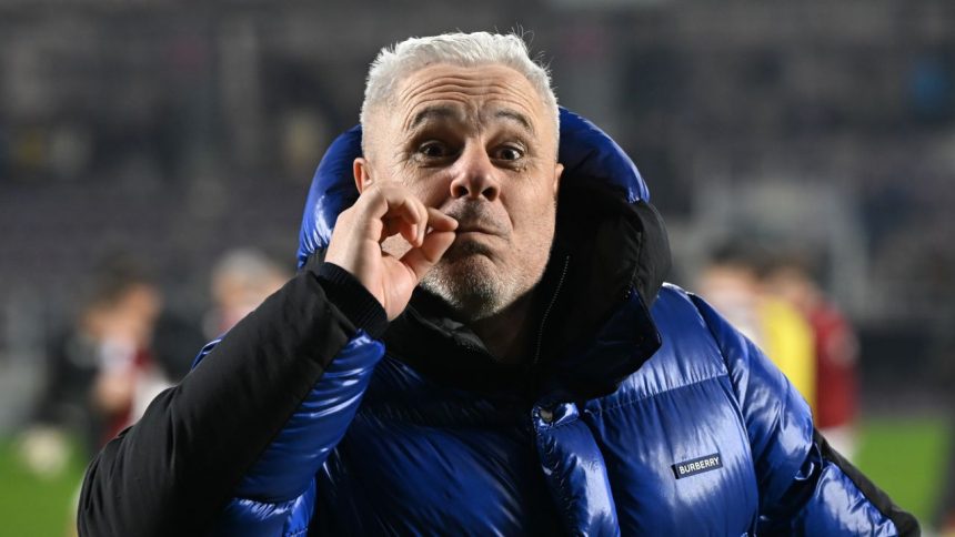 "Marius Șumudică afirmă că a depășit conflictul cu fanii rapidiști și își dorește să poată merge liniștit pe stradă!" 1 video vreau sa pot merge linistit pe strada marius sumudica sustine ca a trecut peste conflictul cu fanii rapidisti 67b9b9cdd6e61