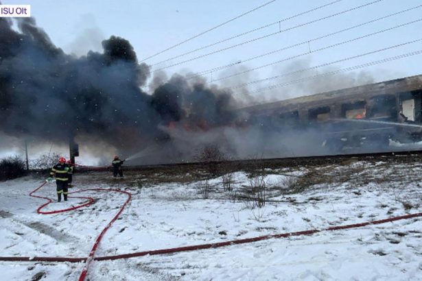 videofoto incendiu la vagonul unui tren de calatori autoritatile din olt au activat planul rosu de interventie 67b337eb96b47