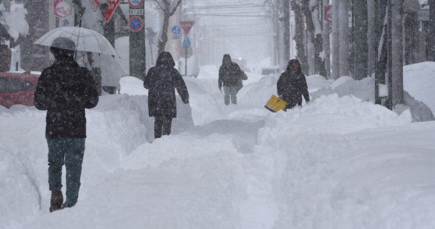 Japonia se confruntă cu zăpezi-record: în unele zone stratul a depășit trei metri. Transportul și activitățile obișnuite, paralizate. 1 videofoto japonia se confrunta cu zapezi record in unele zone stratul a depasit trei metri transportul si activitatile obisnuite paralizate 67a7b9063ffdd