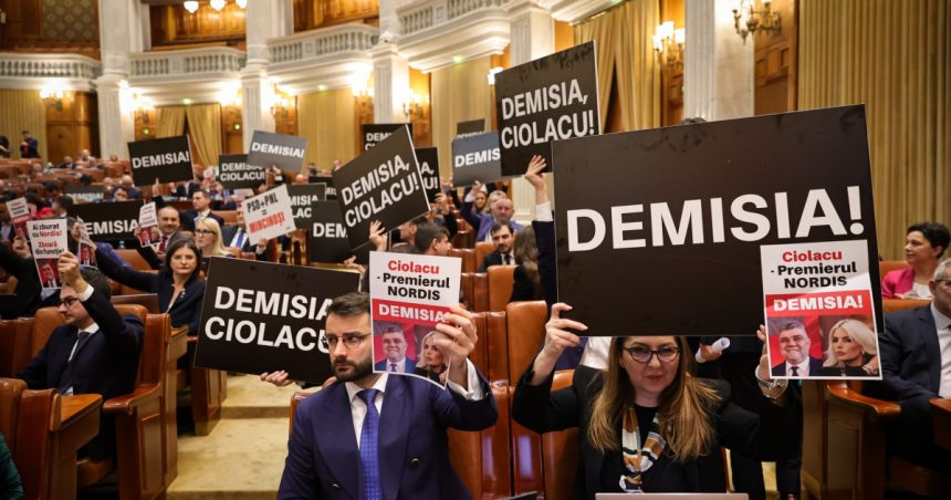videofoto parlamentarii usr si aur au protestat cu pancarte si i au cerut demisia lui ciolacu ai zburat cu nordis zboara din functie 67a37e92e8fc5