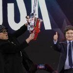 videofoto pentru birocratie elon musk a fluturat o drujba deasupra capului la o conferinta a conservatorilor 67b8309580291