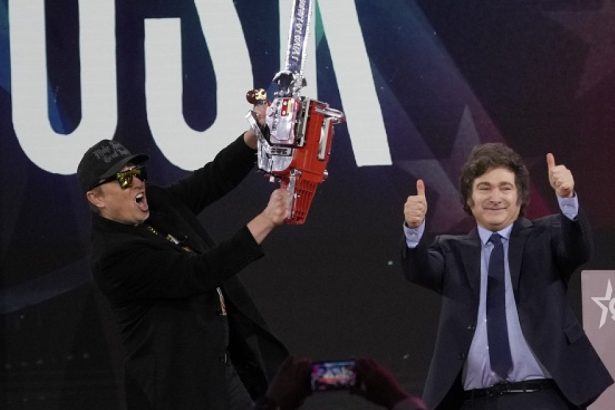 videofoto pentru birocratie elon musk a fluturat o drujba deasupra capului la o conferinta a conservatorilor 67b8309580291