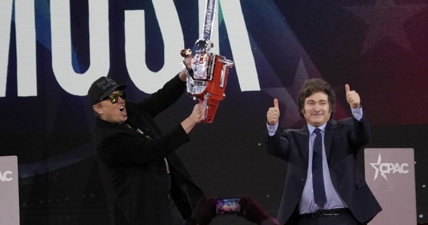 videofoto pentru birocratie elon musk a fluturat o drujba deasupra capului la o conferinta a conservatorilor 67b8309580291