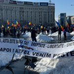 videofoto protest in fata guvernului cu 200 de persoane aur strange semnaturi pentru candidatura lui calin georgescu la prezidentiale 67b8501d3d9bf