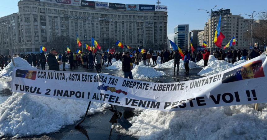 Protest în fața Guvernului cu 200 de persoane. AUR strânge semnături pentru candidatura lui Călin Georgescu la prezidențiale. 1 videofoto protest in fata guvernului cu 200 de persoane aur strange semnaturi pentru candidatura lui calin georgescu la prezidentiale 67b8501d3d9bf