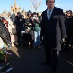 zeci de diplomati occidentali l au sfidat pe putin au depus flori la locul in care a fost ucis opozantul boris nemtov 67c074a870b47