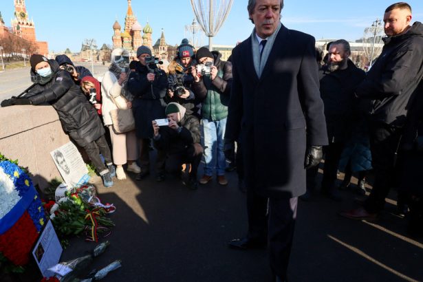 zeci de diplomati occidentali l au sfidat pe putin au depus flori la locul in care a fost ucis opozantul boris nemtov 67c074a870b47