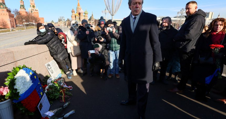 Zeci de diplomați occidentali l-au sfidat pe Putin depunând flori la locul unde a fost ucis opozantul Boris Nemțov. 1 zeci de diplomati occidentali l au sfidat pe putin au depus flori la locul in care a fost ucis opozantul boris nemtov 67c074a870b47