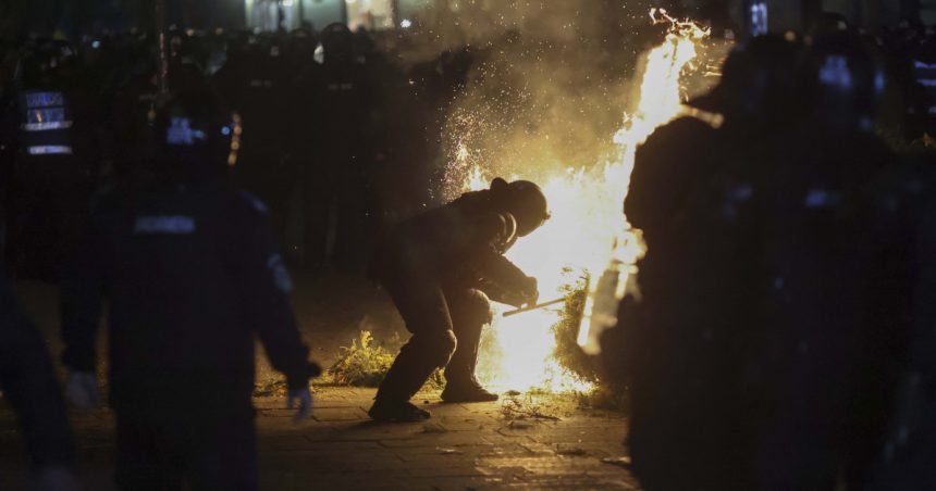 13 jandarmi au fost răniți în confruntările cu susținătorii lui Georgescu. Poliția solicită ajutor pentru identificarea agresorilor. 1 13 jandarmi au fost raniti in confruntarile cu sustinatorii lui georgescu politia cere ajutor pentru identificarea agresorilor 67ceaf1c812b1
