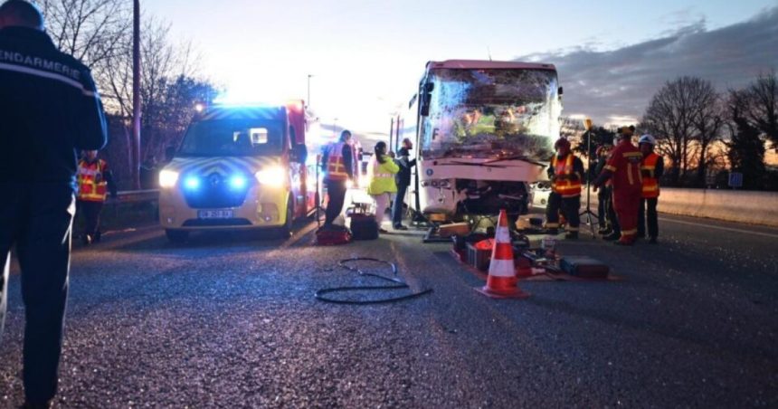 36 de cadeti francezi au fost raniti dupa ce patru autocare s au ciocnit pe o autostrada 67dbd73a19e60