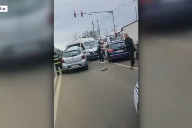 5 masini si un microbuz s au ciocnit la intrarea in bucuresti 12 oameni au fost dusi la spital 67d872933e8e9