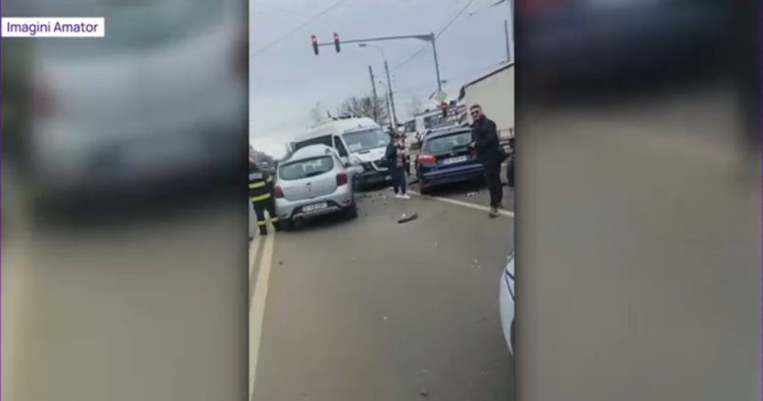 5 masini si un microbuz s au ciocnit la intrarea in bucuresti 12 oameni au fost dusi la spital 67d872933e8e9