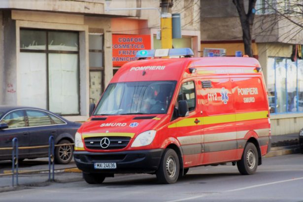 accident intre trei autoturisme si in camion in sensul giratoriu la iesirea de pe a4 in ovidiu un barbat de 33 de ani si un copil de 4 ani dusi la spital 67c55bdfbb0ce