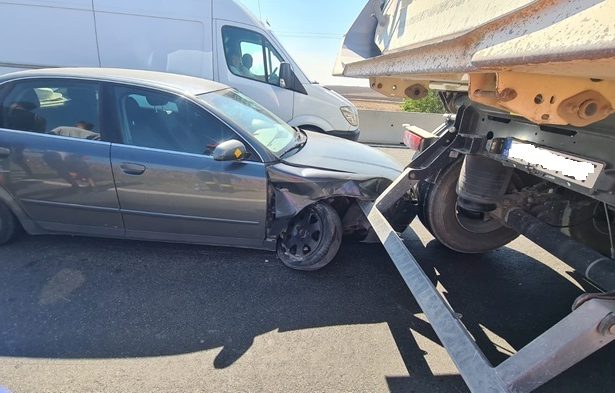 accident rutier in sibioara pe dc86 un autotren incarcat cu piatra si un autoturism s au ciocnit 67d82db9c6f94