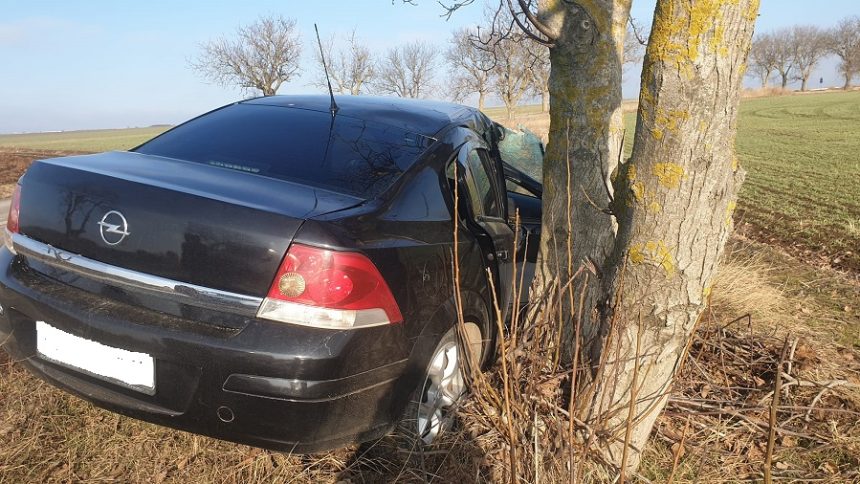 accident rutier intre amzacea si topraisar un autoturisma intrat intr un copac 67c45cac9649d