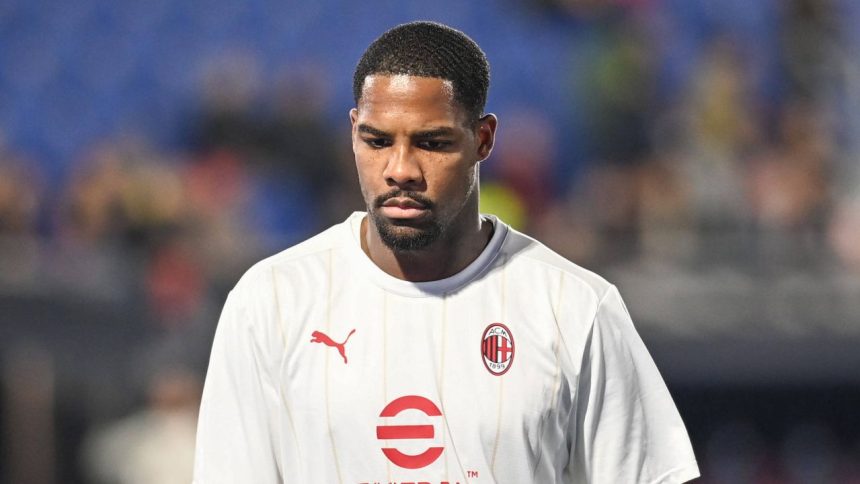 afara cu golanii din fotbal mike maignan portarul lui milan sanctionat drastic dupa ce a injurat arbitrul 67c771e7b5f9f