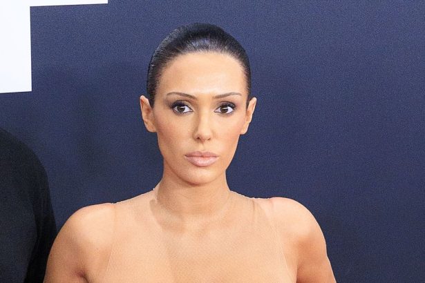 bianca censori socheaza din nou intr o tinuta transparenta la plimbare pe role prin italia imaginile din 2023 s au viralizat acum 67cf05bc922ca