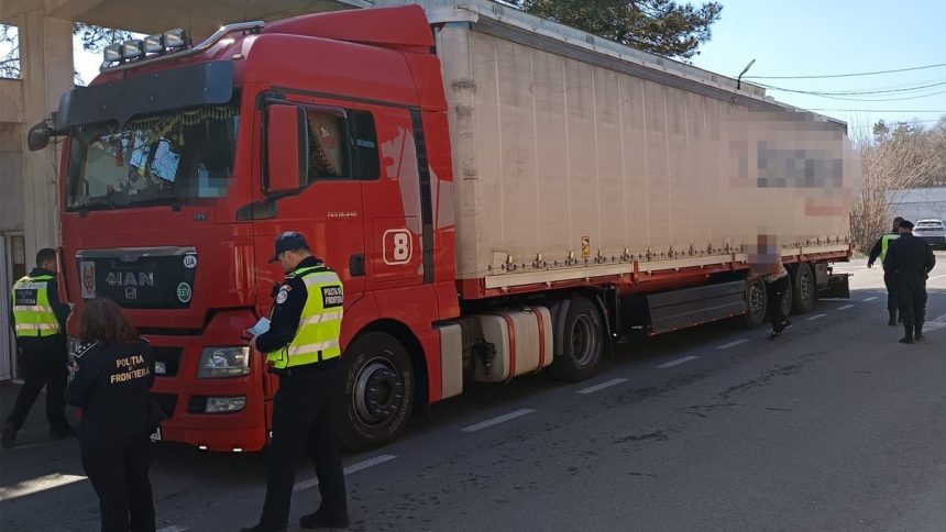 Cetățean străin, prins de polițiștii de frontieră conducând un autocamion cu un permis de conducere fals 1 cetatean strain depistat de politistii de frontiera la volanul unui autocamion cu un permis de conducere fals 67e4026b3948a