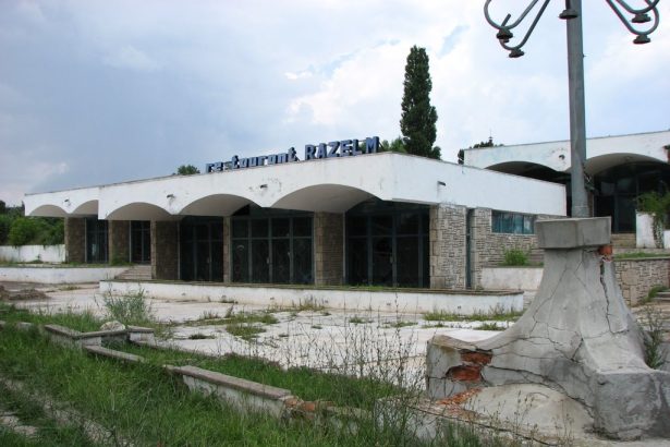 cladirile neingrijite din sudul litoralului supraimpozitate si in acest an 67e732bef1a57