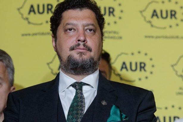 claudiu tarziu suntem pe marginea prapastiei si asteptam salvarea de la un cuplet binecuvantat de georgescu 67d1dee006654