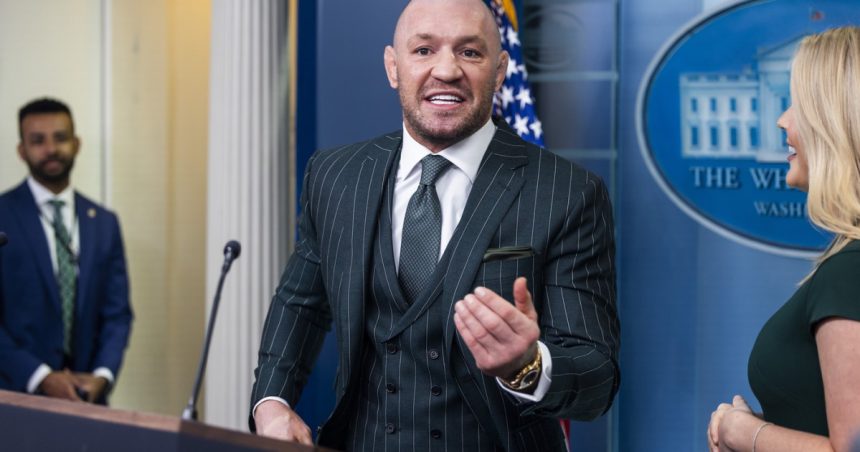 Conor McGregor s-a întâlnit cu Trump la Casa Albă pentru a discuta despre imigrația ilegală. „Ce se întâmplă în Irlanda este o farsă” 1 conor mcgregor a mers la casa alba pentru a discuta cu trump despre imigratia ilegala ce se intampla in irlanda este o farsa 67d8728e3771f