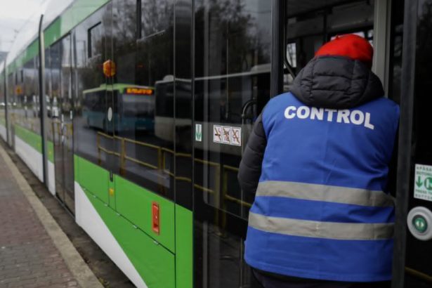 controlor stb atacat de un barbat pe linia 10 de tramvai din capitala agresorul a fugit de la fata locului 67d81e2637097