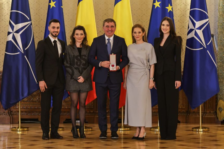 Motivul absenței lui Ianis Hagi de la Palatul Cotroceni, unde Gică Hagi a primit o distincție din partea lui Ilie Bolojan 1 de ce a lipsit ianis hagi de la palatul cotroceni unde gica hagi a fost decorat de ilie bolojan 67d1a53e1bce3