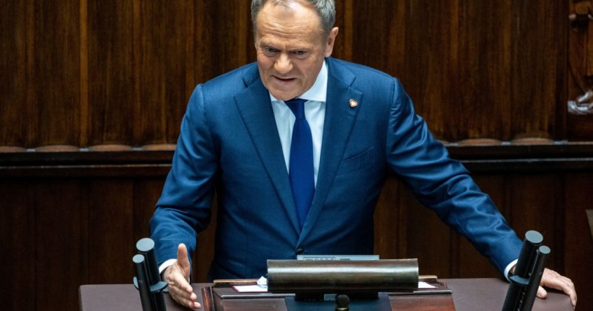 donald tusk anunta un plan de pregatire a tuturor barbatilor polonezi pentru serviciul militar 67cb2ee642e5b