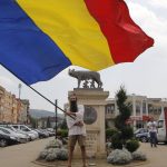 dupa ce a fost externat de la psihiatrie pentru ca s a urcat pe macara stegarul dac s a suit intr un copac langa arestul politiei 67e1634f4c52f