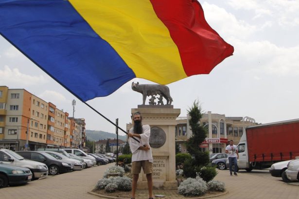 dupa ce a fost externat de la psihiatrie pentru ca s a urcat pe macara stegarul dac s a suit intr un copac langa arestul politiei 67e1634f4c52f