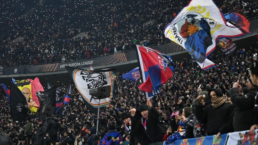 fanii fcsb ului au intrat pe teren insa thomas neubert a reactionat imediat si i a trimis inapoi in tribune 67c9e75d37950