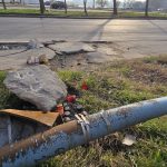 Accidentul din Mamaia, la o săptămână după tragedie: Lumânări în șanț, gropi în asfalt și stâlpul ce a adus moartea unui tânăr, lăsat în drum. 3 foto accidentul din mamaia la o saptamana dupa tragedie lumanari in sant gropi in asfalt si stalpul ce a adus moartea unui tanar lasat in drum 67d6f15285425