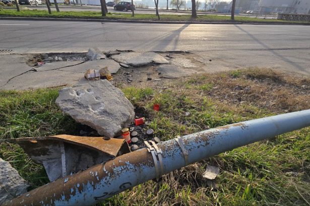 foto accidentul din mamaia la o saptamana dupa tragedie lumanari in sant gropi in asfalt si stalpul ce a adus moartea unui tanar lasat in drum 67d6f15285425