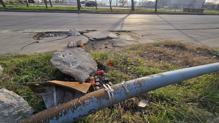 foto accidentul din mamaia la o saptamana dupa tragedie lumanari in sant gropi in asfalt si stalpul ce a adus moartea unui tanar lasat in drum 67d6f15285425